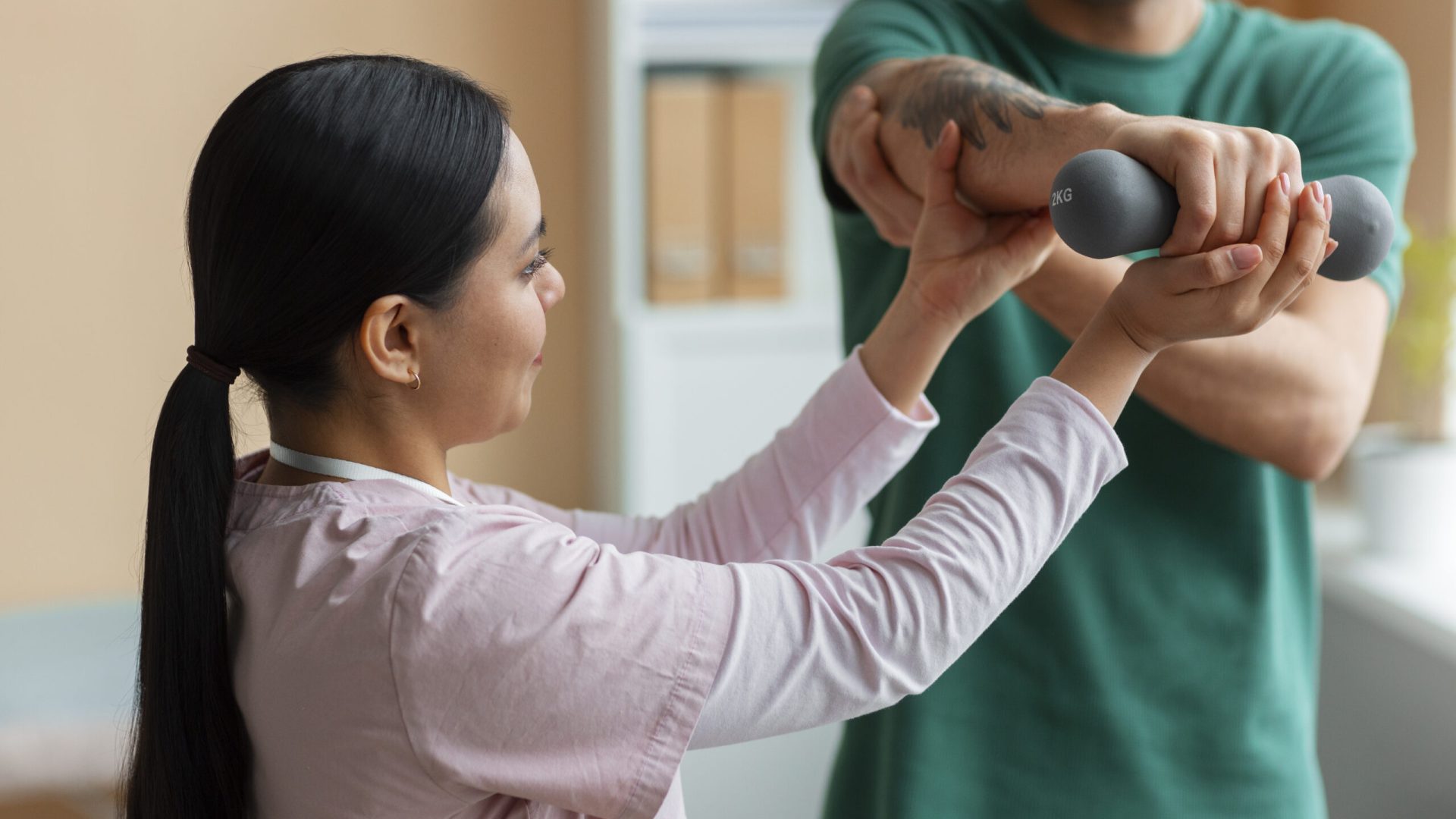 medico-ajudando-paciente-durante-reabilitacao