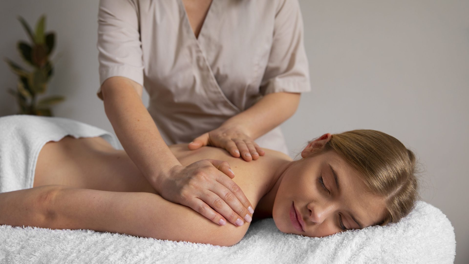 mulher-recebendo-uma-massagem-nas-costas-massagista